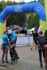 Zawodnicy na rynku przed startem